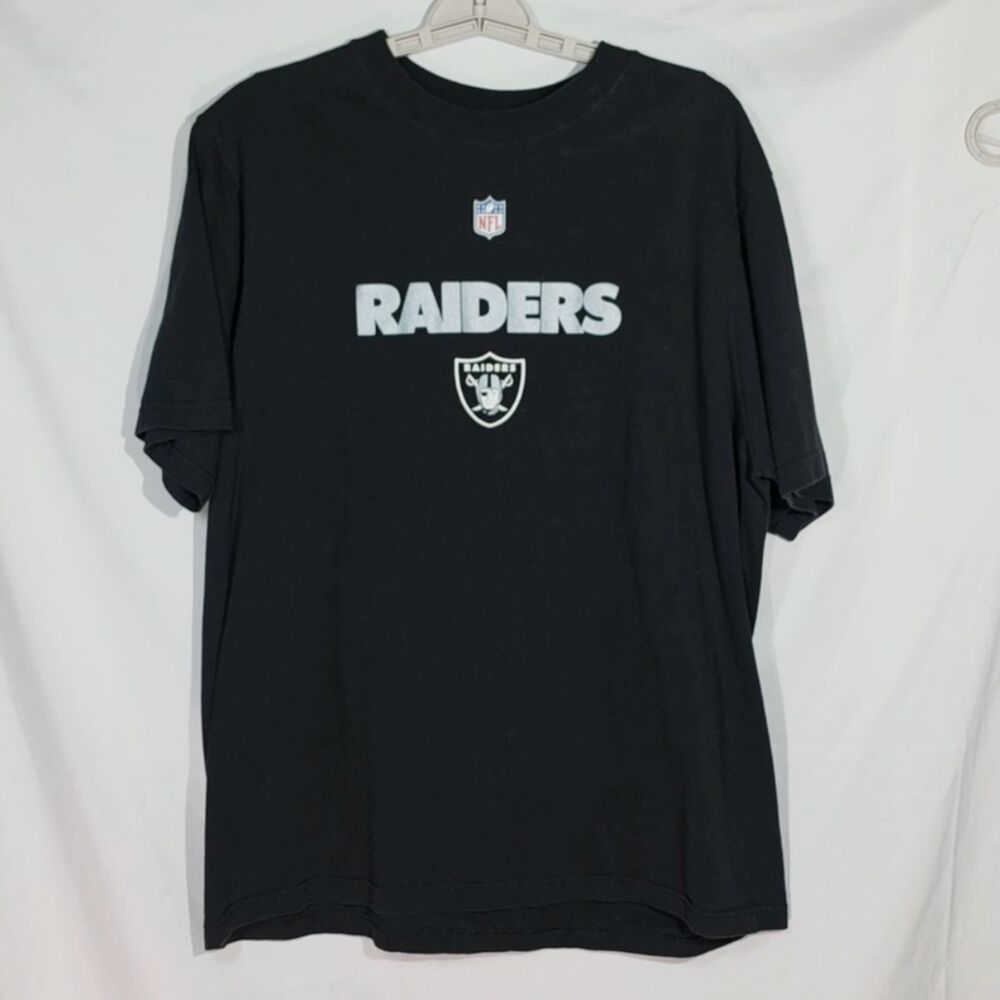 Reebok NFL Oakland Raiders Center Spellout Shield Graphic T-Shirt in Black XL